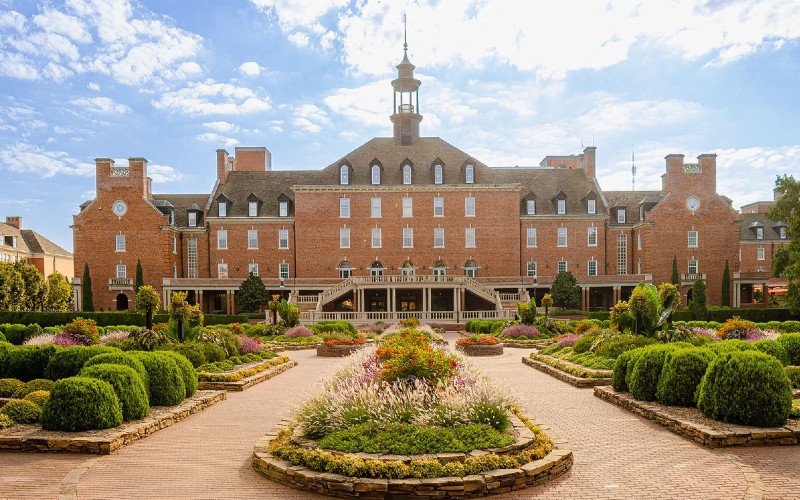 Anti-conservative student advisor strikes again