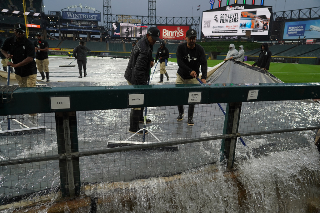 Midwest storms blamed for Iowa death, thousands of power outages