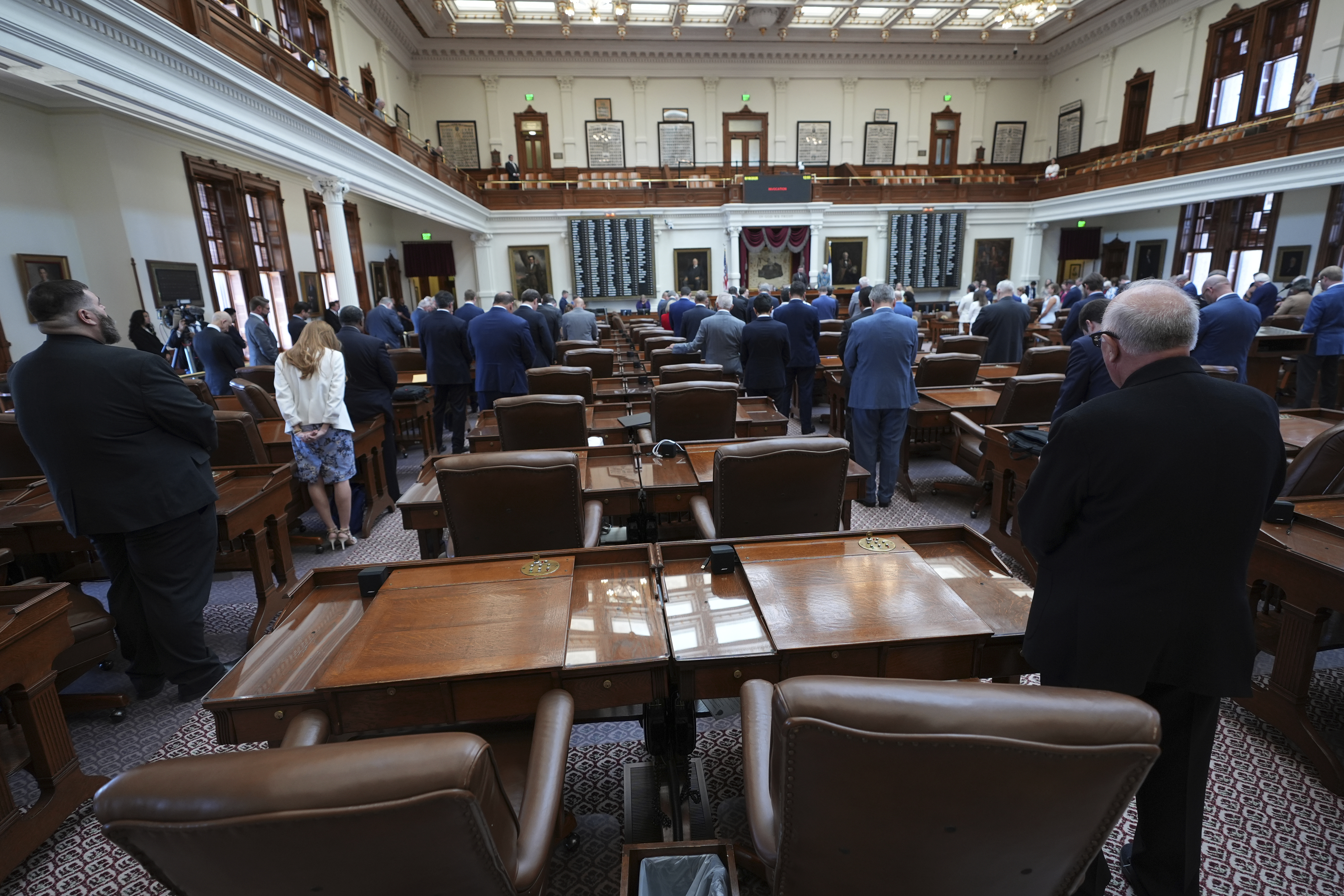 Police escort Texas Democrats to prevent new redistricting walkout