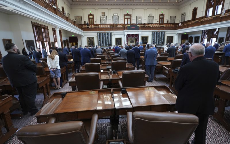 Police escort Texas Democrats to prevent new redistricting walkout