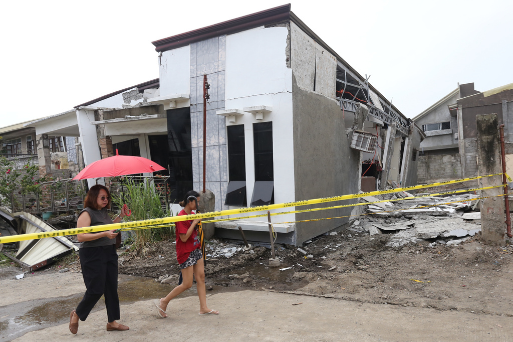 Powerful earthquake off southern Philippines kills 5 people, causes damages