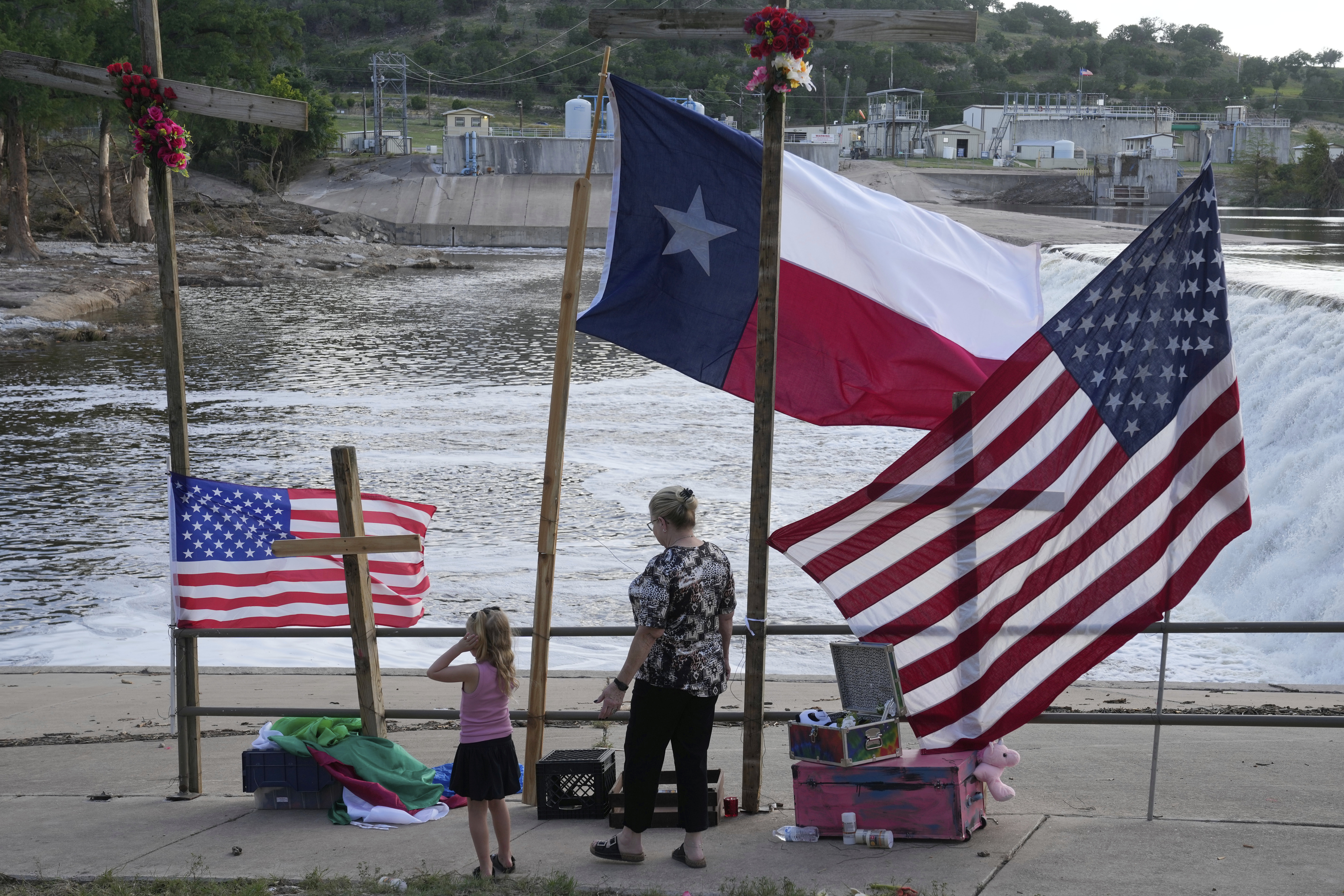 Trump heads to Texas flood area 