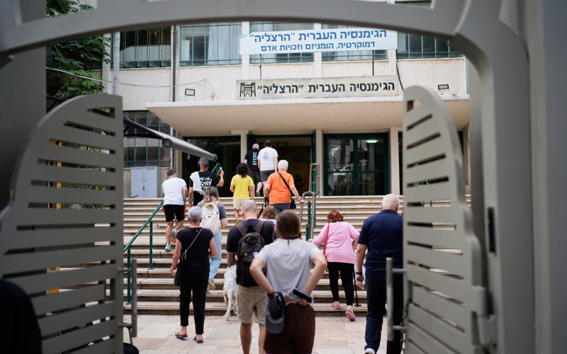 Polls close in Israel after a record voter turnout to decide whether Netanyahu will remain