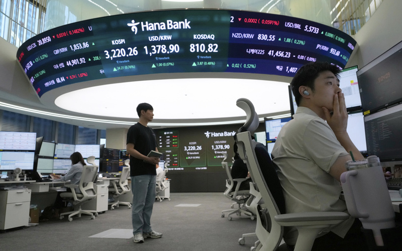 World shares advance after EU strikes trade deal with Trump