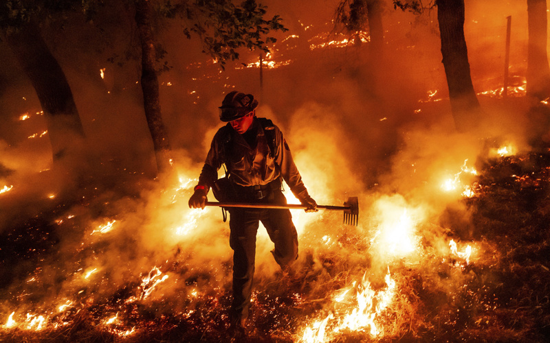 Wildfire approaches Reno, Nevada, forcing thousands to evacuate their neighborhoods