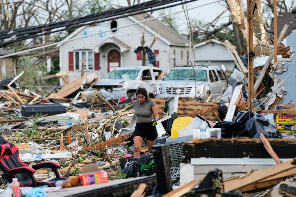 Wisconsin tornado causes extensive damage and cuts power to thousands