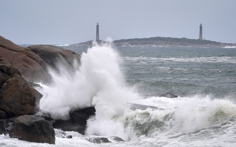 Roads flood in New Jersey, inundate some homes, as major signs of nor'easter take shape