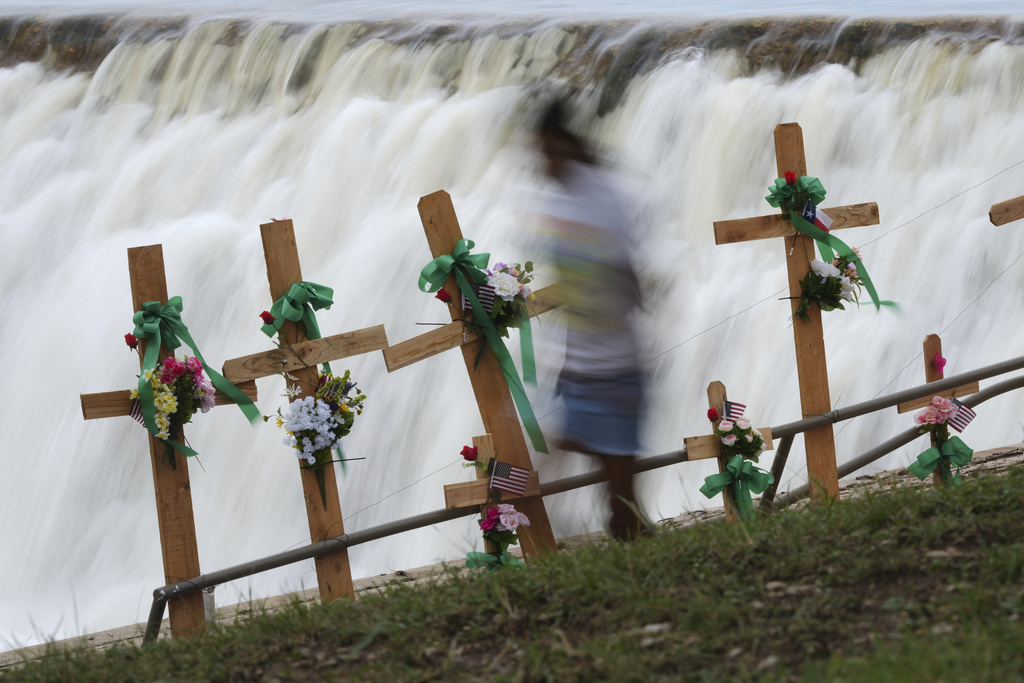 Search resumes for missing in Texas flooding after pause for rain