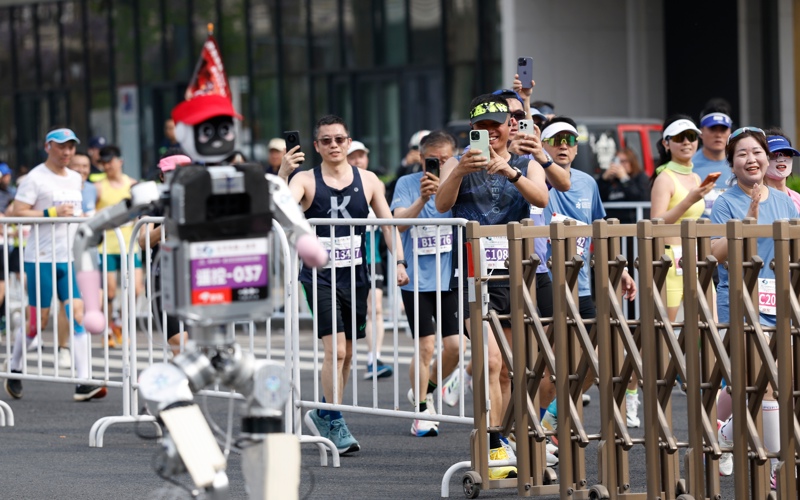 A humanoid robot sprints to victory in Beijing, beating the human half-marathon world record