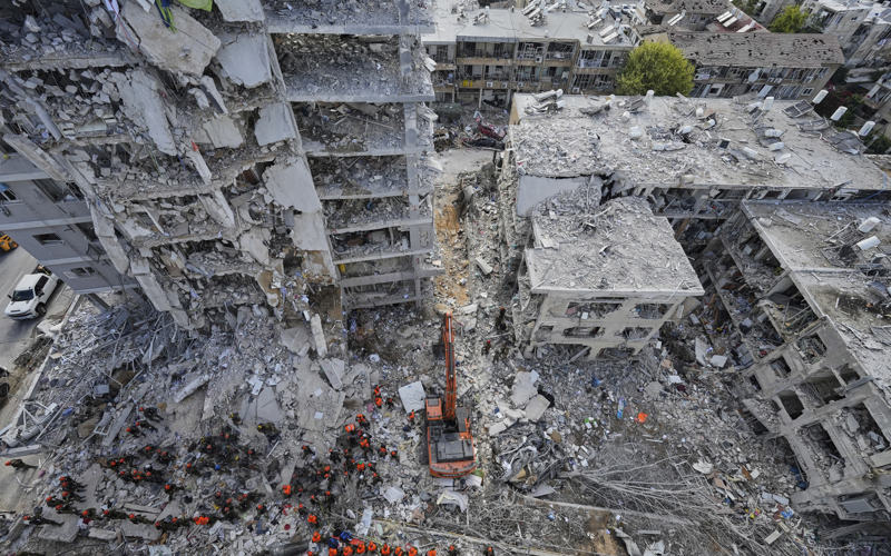 Israel and Iran trade strikes for a third day as hundreds reported dead