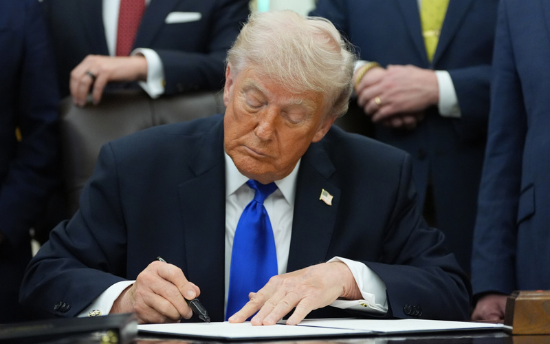 Trump says he'll place 25% tariff on autos from EU