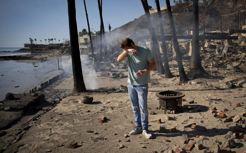 With their Los Angeles-area homes still smoldering, families return to search the ruins for memories