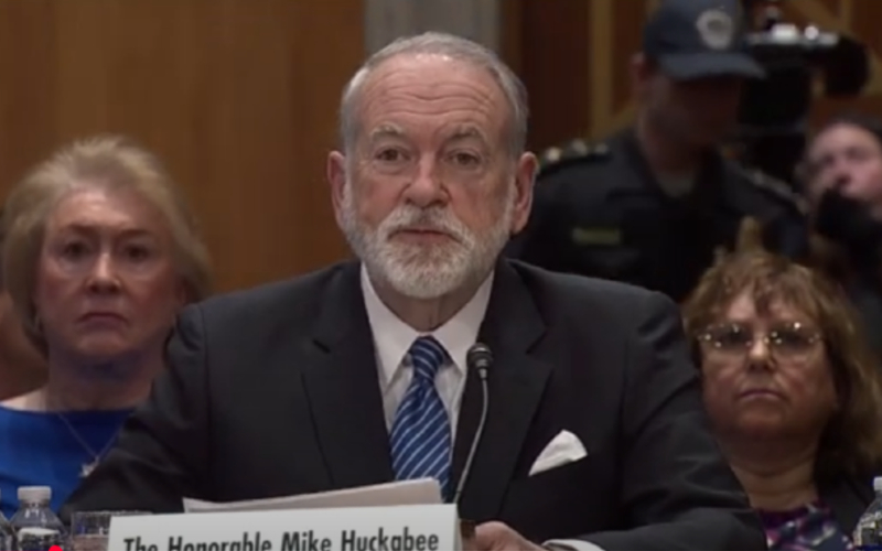 Pastor: Democrat opposition only helps Israel-defending Huckabee