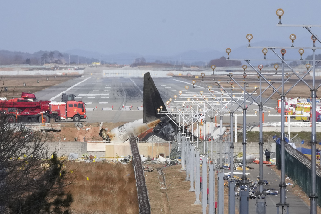 US and Boeing investigators examine the site of a deadly South Korean plane crash